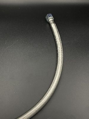 1 metal do punho que carimba materiais duráveis da canalização das peças rega as peças da porta