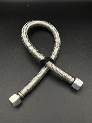 1 metal do punho que carimba materiais duráveis da canalização das peças rega as peças da porta