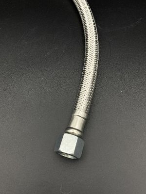 1 metal do punho que carimba materiais duráveis da canalização das peças rega as peças da porta