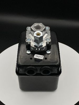 Esticando o hardware que carimba o tamanho pequeno das peças de chapa metálica das peças
